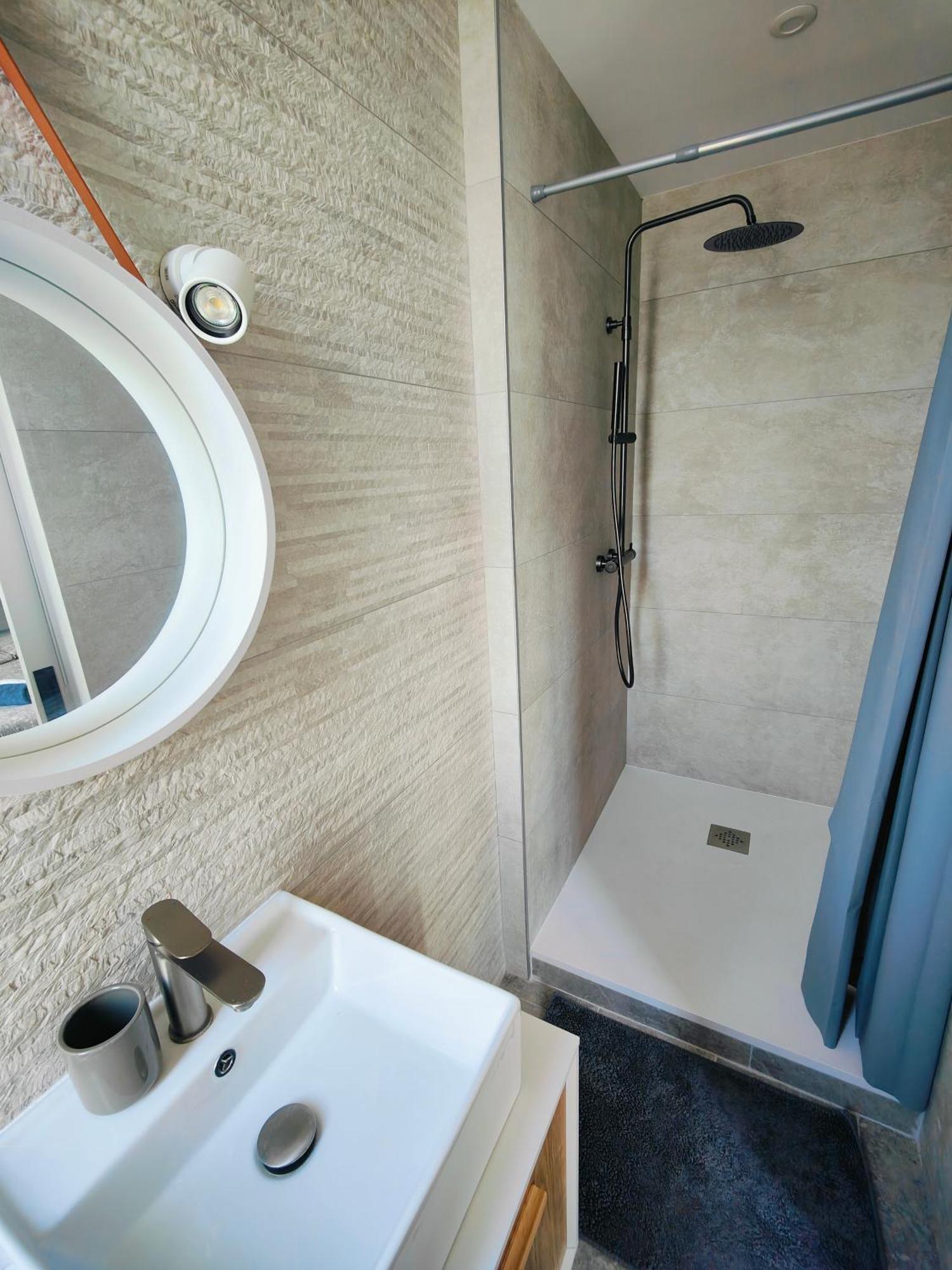 Self-Checkin Town House - Rooms To Rent In A Beautiful Modern Town House - Not A Hotel - Location De Chambres Avec Arrivee En Autonomie - Extra Fee For Sheets And Towels - Private Parking - Check Your Plateform Inbox And Follow Check-In Instructions Saint-Romain-en-Gal Eksteriør billede